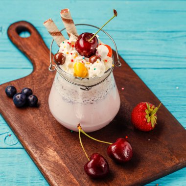 Taze vişneli milkshake ve böğürtlen. Sağlıklı Yeme kavramı
