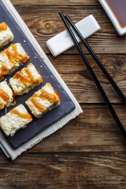 Lezzetli taze rulo yakın çekim, geleneksel Japon teması.