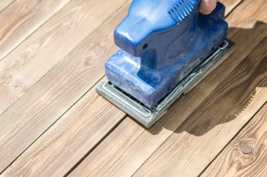 Ahşap tahtalar ve mavi öğütücü fotoğrafı.