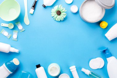 Mavi masada kişisel bakım için bir sürü farklı kozmetik ürünü var. Üst görünüm