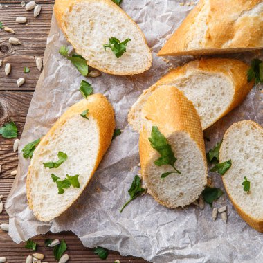 Masada taze bitkiler ve mumyalanmış kağıtlar var.