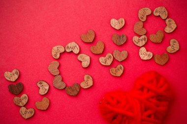 Aşk kelimesi çeşitli ahşap kalplerden türemiştir. Sevgililer Günü için aşk konsepti.