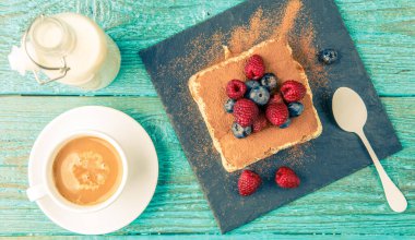 Ahududu ve yaban mersinli tiramisu keki. Ev yapımı tiramisu tatlısı. Geleneksel İtalyan mutfağı