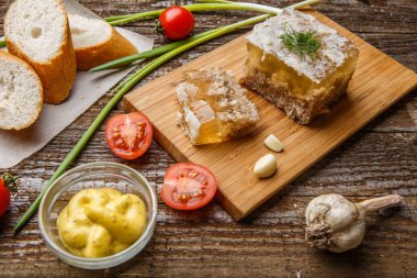 Masada hardallı, ekmekli, domatesli ve sarımsaklı ev yapımı jöle eti. Holodlar, geleneksel Rus yemekleri.