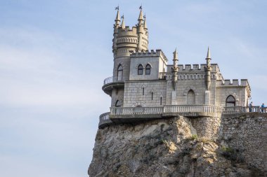 Karadeniz üzerindeki kayanın üzerindeki dekoratif Neo-Gotik şato 