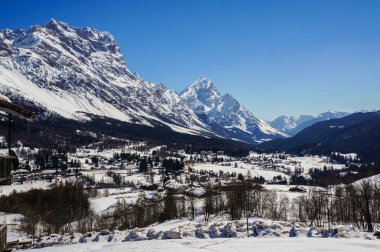 Karlı dağ yamaçlarının manzarası. Cortina de Ampezzo. İtalya
