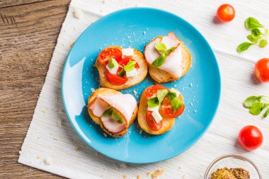 Geleneksel İtalyan antipasti bruschetta ile domates, peynir ve pastırma. Düz yatıyordu.