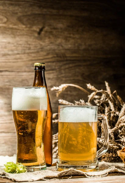 Krug Glas Flasche Bier Mit Schaumstoff Auf Blankem Holzgrund Mit — Stockfoto