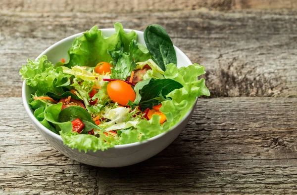 Sallad Med Färska Grönsaker Tomater Morötter Paprika Och Blandade Gröna — Stockfoto