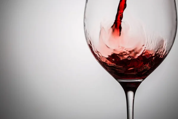 透明なガラスに赤ワインを入れてください コピースペース付き画像 — ストック写真