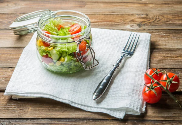 Saftiger Gemüsesalat Auf Braunem Tisch — Stockfoto