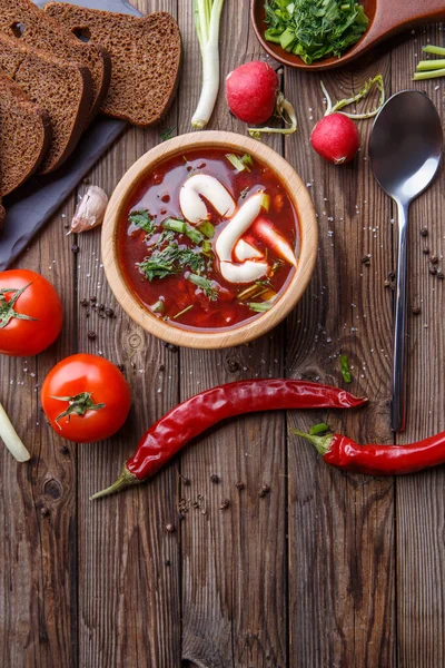 Soupe Betteraves Dans Une Assiette Bois Avec Légumes Sur Table — Photo