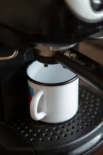 Kahve Makinesinin Yakın Çekimi Mutfaktaki Bardak — Stok fotoğraf