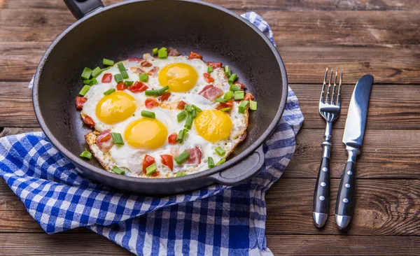 Stekta Ägg Kastrull Med Tomater Och Grön Färsk Lök Frukost — Stockfoto