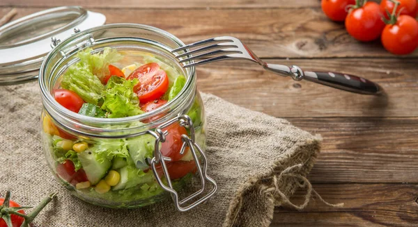 Frühlingsgemüse Glas Auf Dekoriertem Tisch — Stockfoto