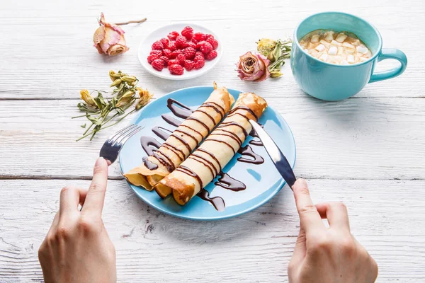Photo Breakfast Pancakes Watered Chocolate Raspberries Cocoa Marshmallows — Stock Photo, Image