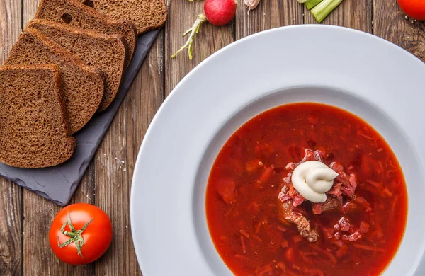 Sopa Beterraba Placa Branca Com Legumes Mesa Madeira Borch Comida — Fotografia de Stock