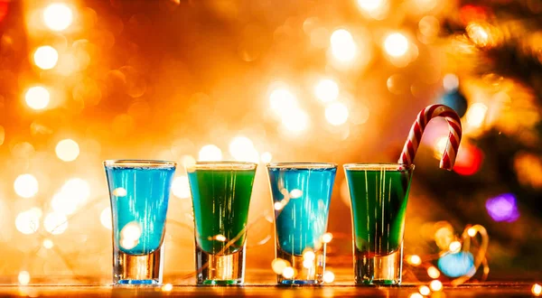Kerst Afbeelding Van Vier Wijnglazen Met Groene Cocktail Karamel Stokken — Stockfoto
