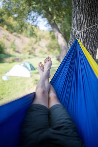 Foto Pernas Homem Tenda Fundo Borrado Árvores Verdes — Fotografia de Stock