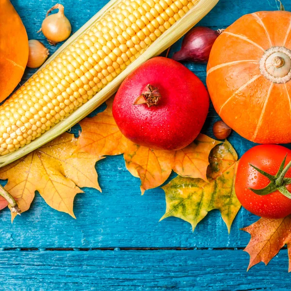 Imagen Arriba Mesa Azul Madera Con Maíz Granada Tomate Sobre —  Fotos de Stock