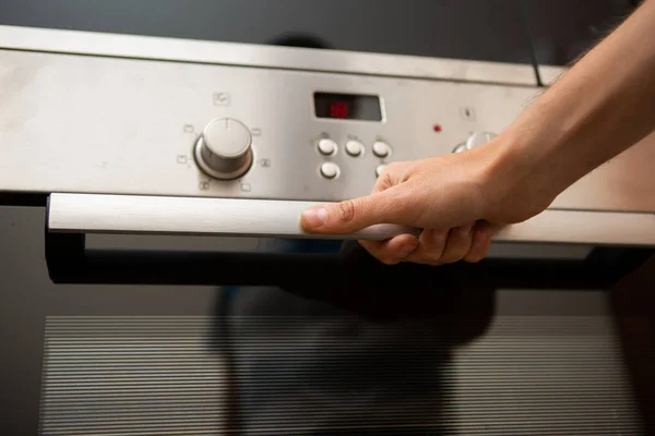 Imagen Del Horno Mano Humana Apartamento — Foto de Stock