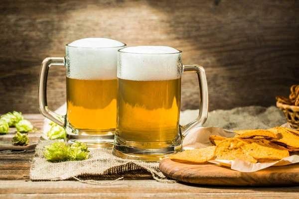 Taza Cerveza Par Con Lúpulo Papas Fritas Tablas Sobre Tela — Foto de Stock