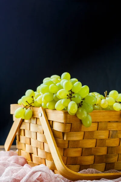 Imagem Uvas Verdes Caixa Madeira Sobre Pano Fundo Preto — Fotografia de Stock