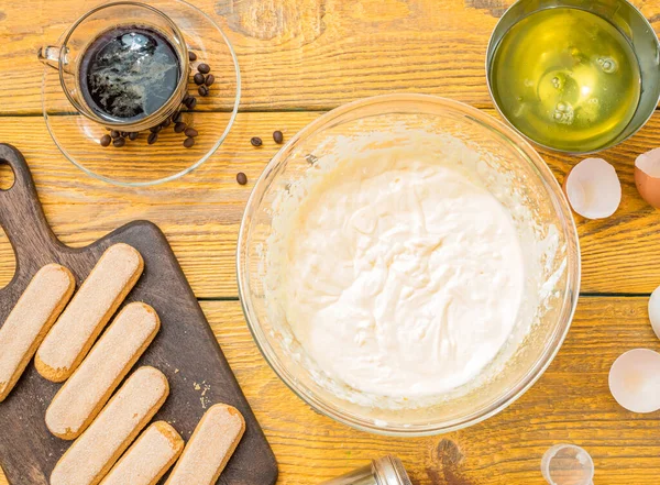 Cuadro Mesa Con Galletas Tazas Con Crema Queso Cáscara Huevo — Foto de Stock