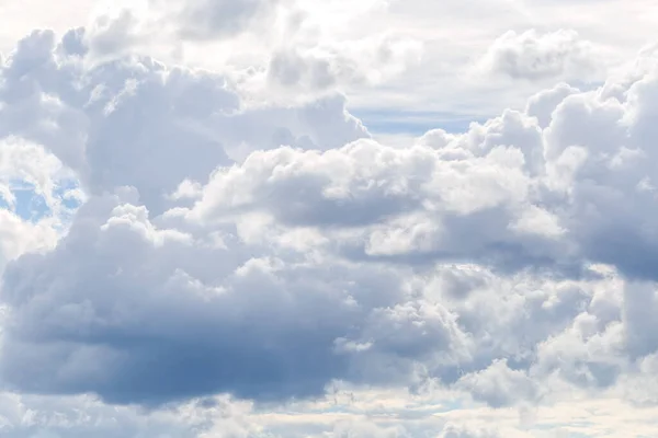 Bulutlara Yakın Mavi Gökyüzü Doğal Arkaplan — Stok fotoğraf