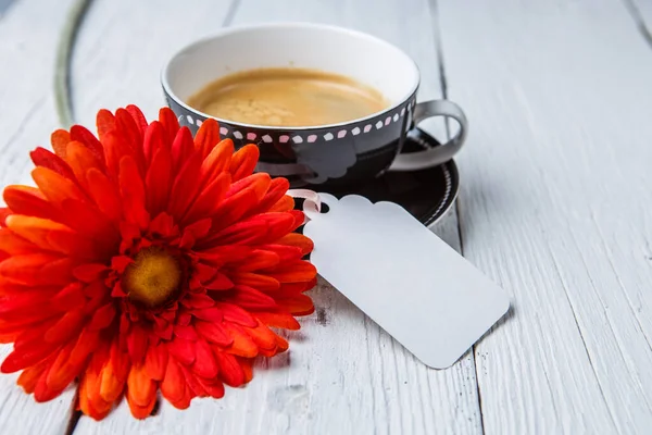 Flor Vermelha Xícara Café Mesa Branca Com Cartão Limpo — Fotografia de Stock