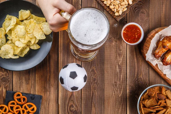 Aperitivos Cerveza Mesa Para Fiesta Fútbol Ver Partido Fútbol —  Fotos de Stock