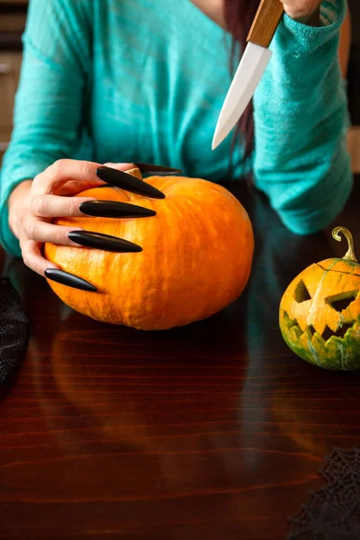 Foto Delle Mani Dell Uomo Con Jack Zucca Ragno Seduto — Foto Stock