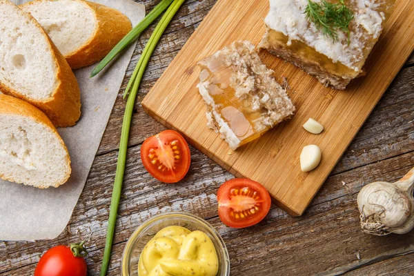 Carne Geleia Caseira Com Mostarda Pão Tomate Alho Mesa Holodets — Fotografia de Stock