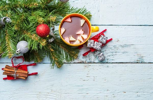 Beker Cacao Met Marshmallows Kerstboom Met Speelgoed Witte Houten Achtergrond — Stockfoto