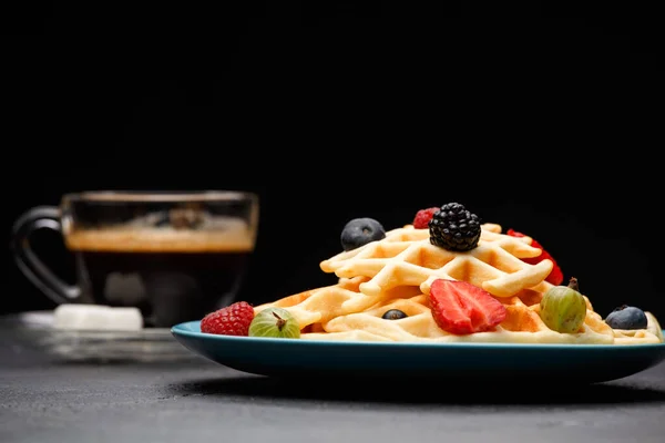 Foto Taza Café Con Obleas Belgas Con Fresas Frambuesas Sobre —  Fotos de Stock