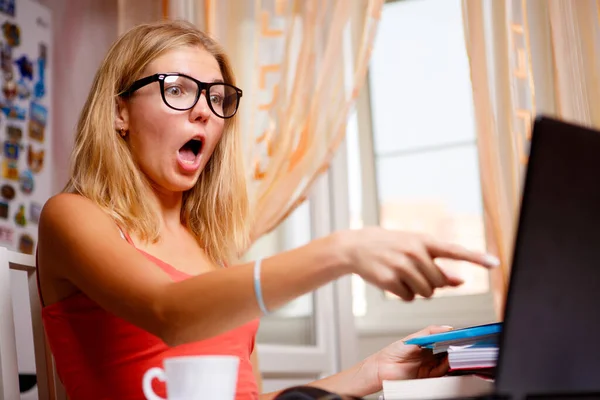 Überrascht Mädchen Mit Offenem Mund Zeigt Finger Auf Laptop Innenporträt — Stockfoto