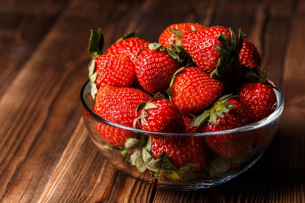 Cuenco Con Fresas Frescas Sobre Mesa Madera — Foto de Stock