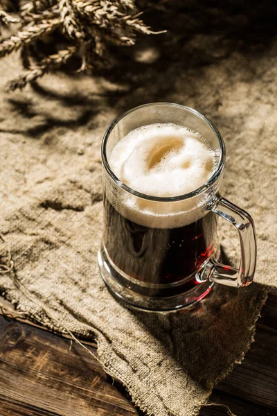 Taza Cerveza Con Trigo Sobre Tela Lino Sobre Mesa Madera —  Fotos de Stock