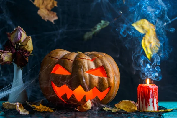 Halloween Foto Van Tafel Met Pompoen Brandende Kaars Spinnenweb Esdoorn — Stockfoto