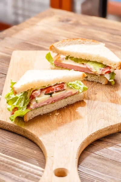 Yeşillikli Taze Sandviçler Mutfaktaki Karatahtanın Üstünde Sosis — Stok fotoğraf