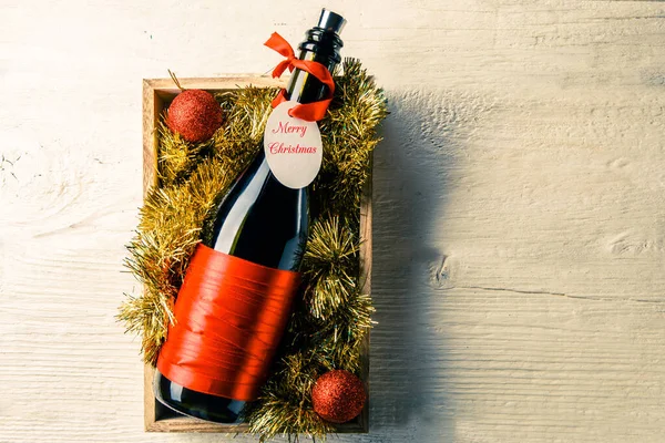 Foto Botella Vino Con Tarjeta Caja Con Oropel Bolas Navidad — Foto de Stock