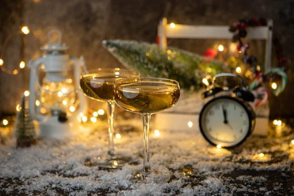 Photo Two Champagne Glasses Table Snow Blurred Background Christmas Tree — Stock Photo, Image