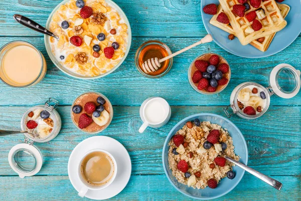 Frukostbord Med Våfflor Havregryn Spannmål Kaffe Juice Och Färska Bär — Stockfoto