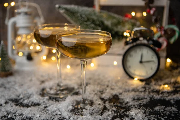 Foto Dos Copas Vino Mesa Con Nieve Sobre Fondo Borroso — Foto de Stock