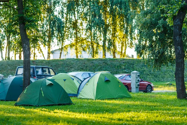 Sátrak Kempingterület Gyönyörű Természeti Környezetben Fákkal Zöld Fűvel — Stock Fotó