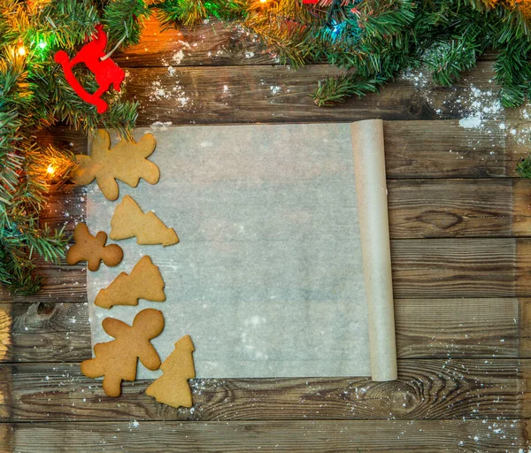 Рождественские Пряники Пергаментной Бумаге Праздничном Деревянном Столе — стоковое фото