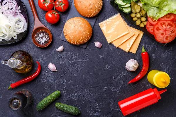 Imagem Cima Dos Ingredientes Para Hambúrgueres Mesa Preta — Fotografia de Stock