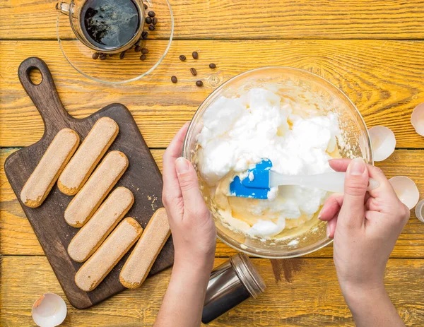 Imagem Cozinheiro Com Espátula Preparando Tiramisu Mesa Com Biscoitos Queijo — Fotografia de Stock