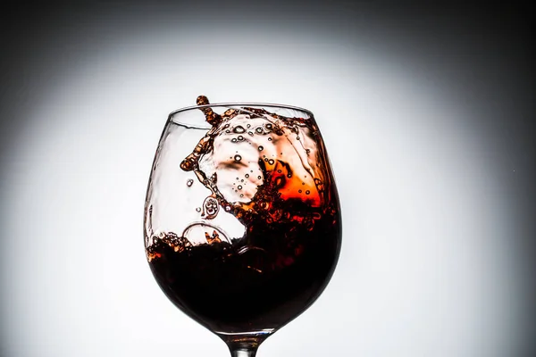 Bir Kadehe Şarap Akıntısı Dökülüyor Yakın Çekim Şarap Serpintisi — Stok fotoğraf