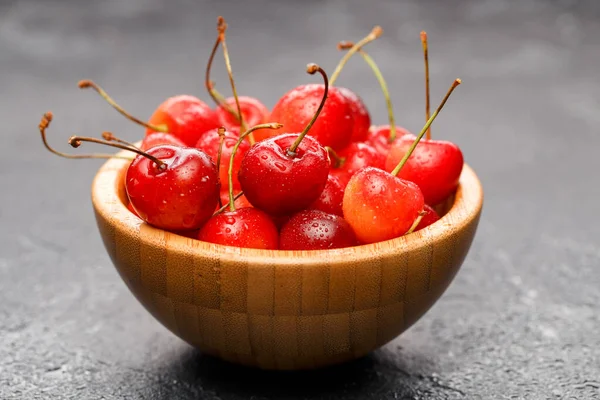 Photo Red Cherry Wooden Cup Gray Table — Stock Photo, Image